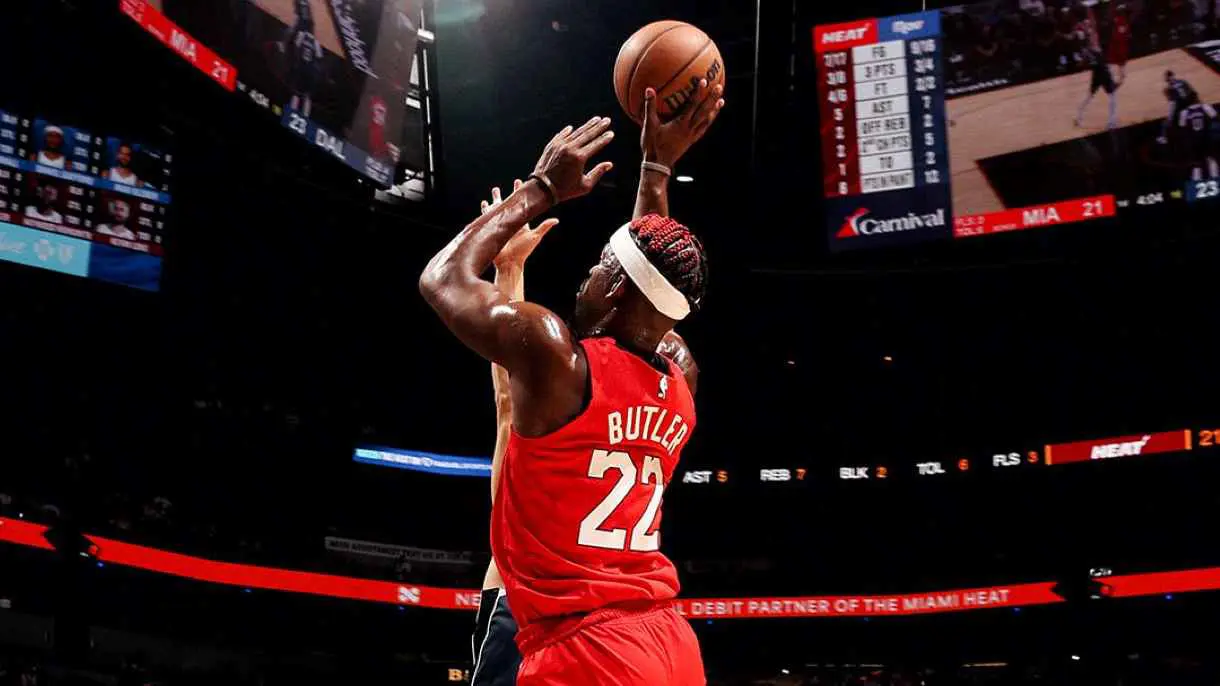 ميامي هيت يهزم مافريكس في الوقت الإضافي في دوري السلة الأمريكي