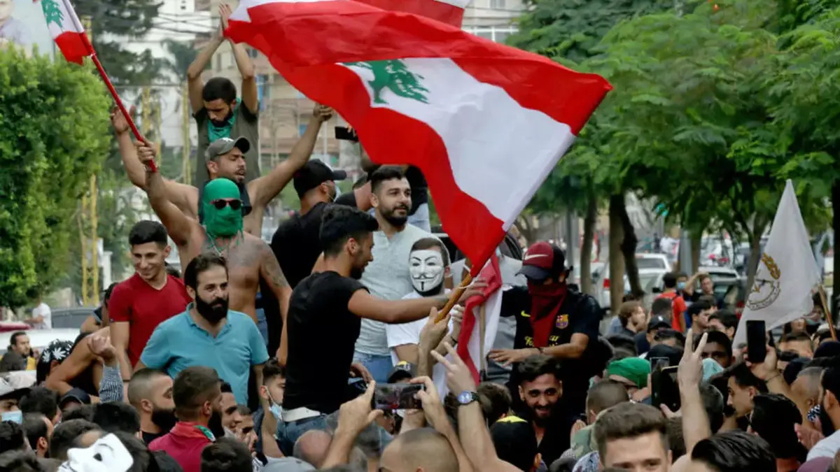 الاستقطاب الطائفي ينقض على اللبنانيين وثورتهم