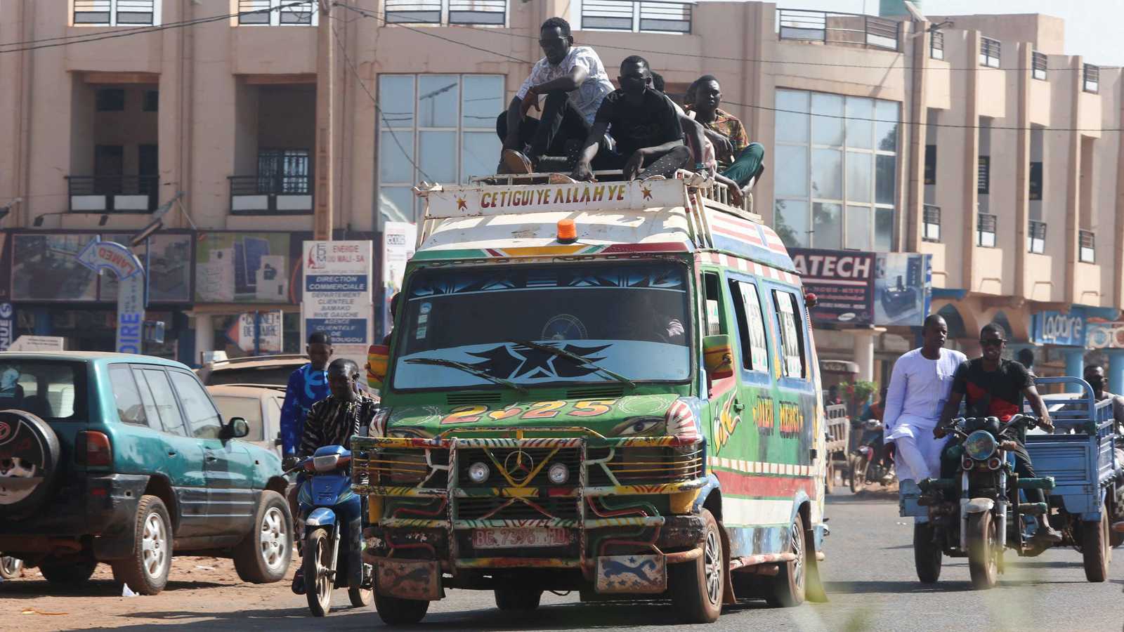البعض يرفض المغادرة.. الأجانب في مأزق وسط مخاوف من انهيار الجيش المالي