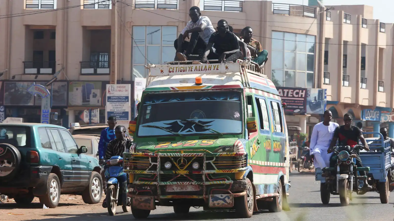 البعض يرفض المغادرة.. الأجانب في مأزق وسط مخاوف من انهيار الجيش المالي