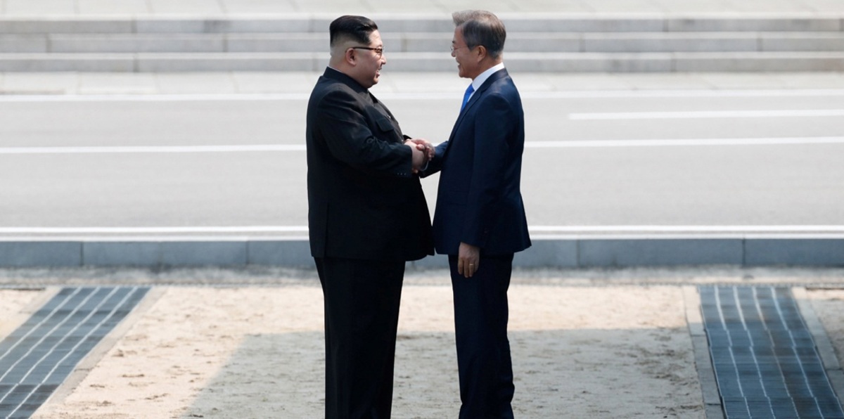 قبل لقاء زعيمي الكوريتين.. مصافحات يذكرها التاريخ (فيديو غراف)