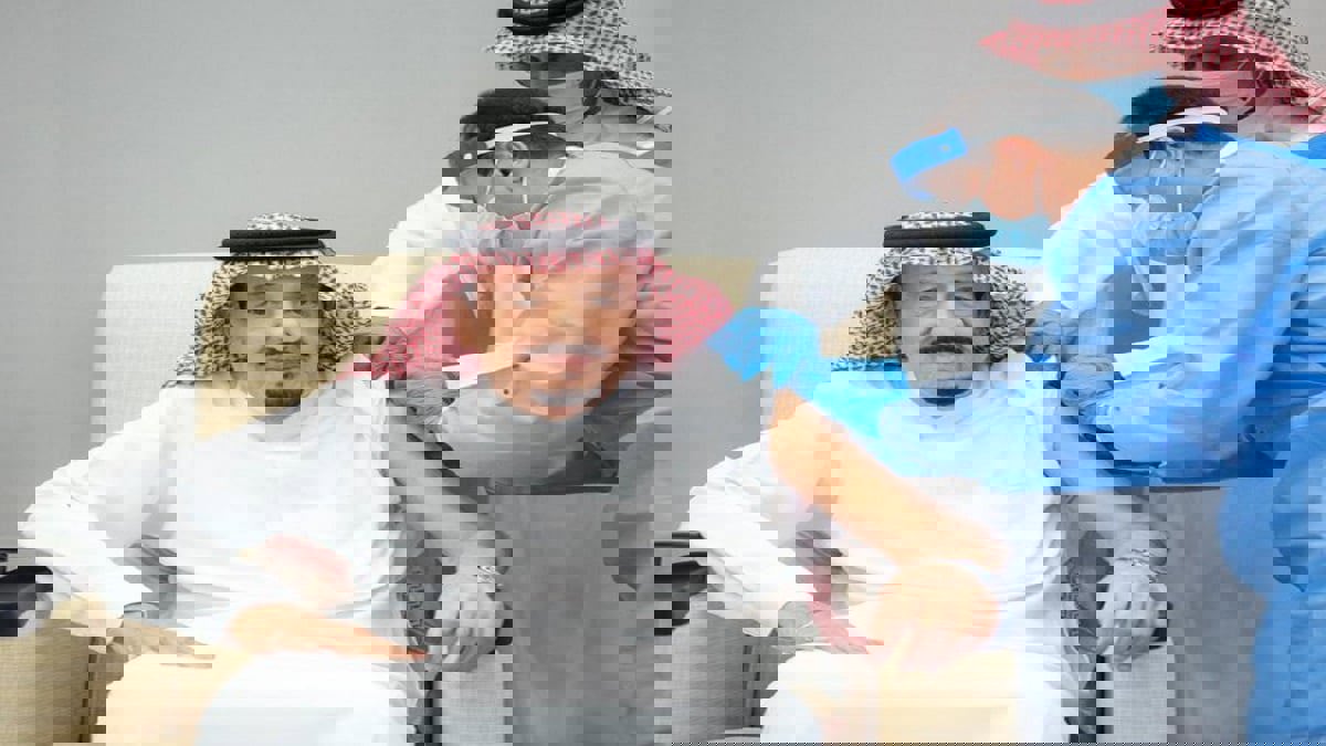 الملك سلمان بن عبدالعزيز يتلقى لقاح كورونا (فيديو)