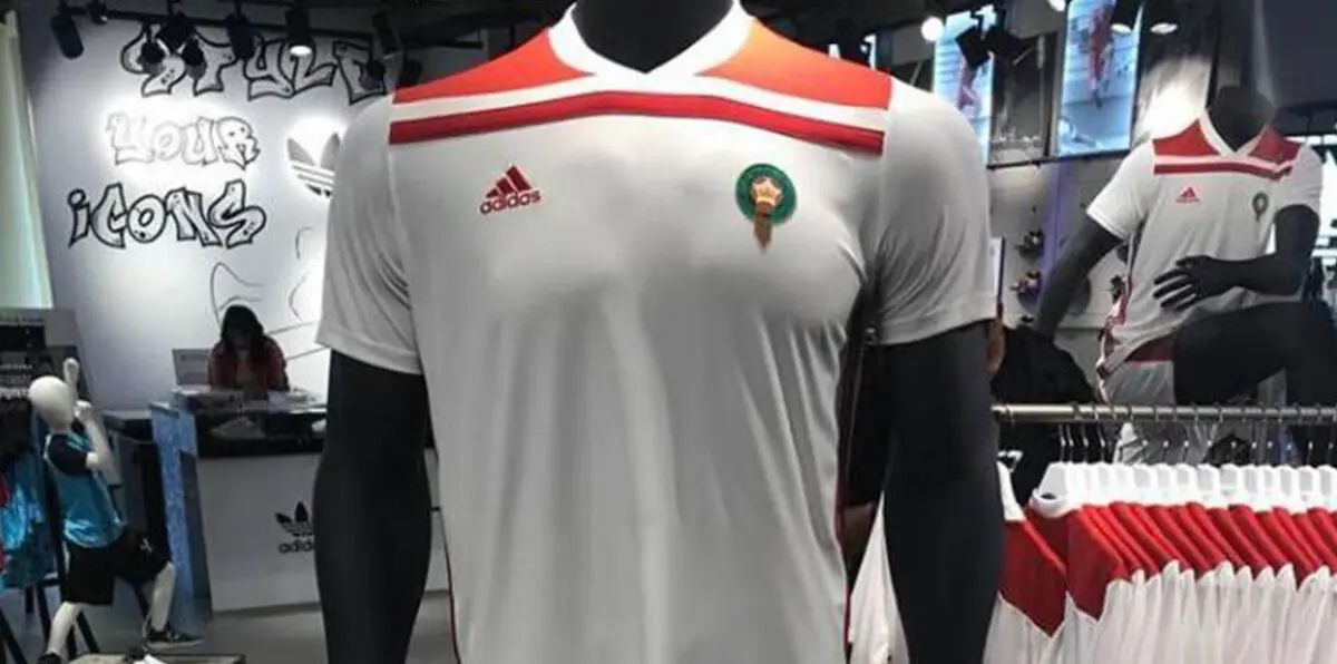 قميص المنتخب المغربي في كأس العالم يثير غضب جمهور "أسود الأطلس"