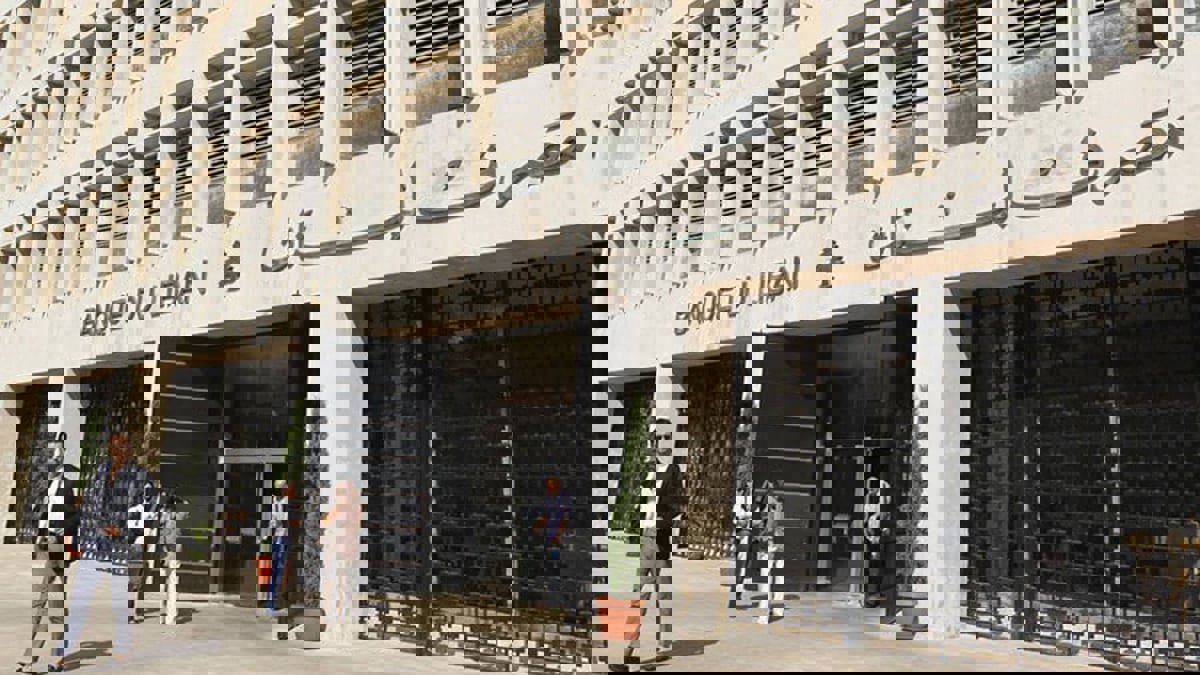 حاكم مصرف لبنان وشقيقه يقاضيان الدولة بسبب "أخطاء" في التحقيق بشأن مزاعم اختلاس