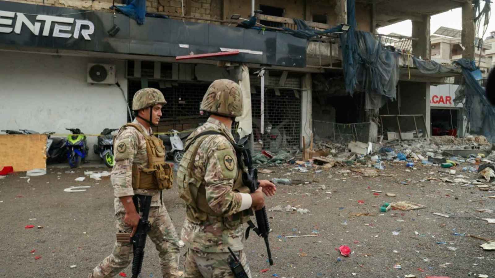 الجيش اللبناني: مقتل جندي وإصابة 18 بقصف إسرائيلي في العامرية (فيديو)