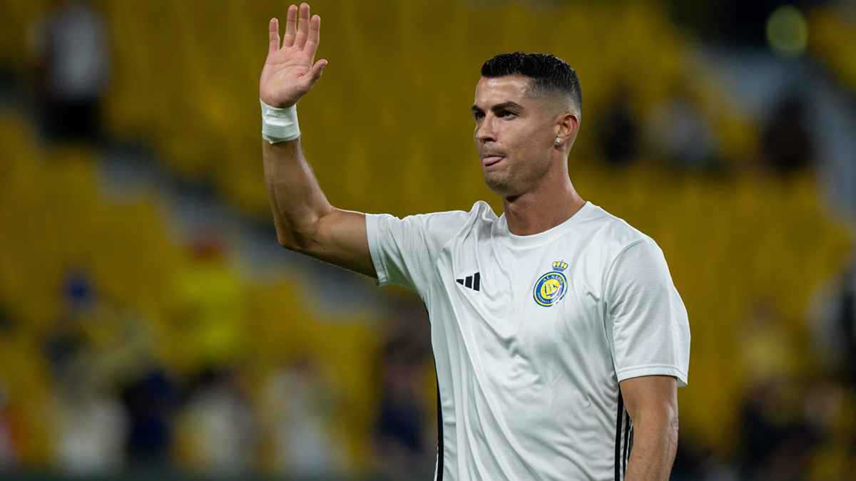 كريستيانو رونالدو يتابع أشهر داعية ينشر الإسلام في البرتغال (صور)