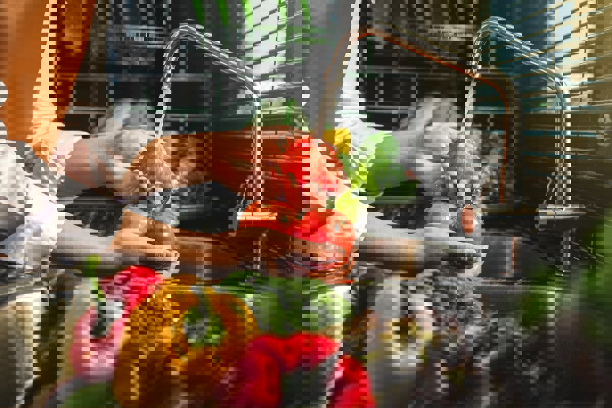 الطريقة المثلى لغسل الفواكه والخضروات في الصيف