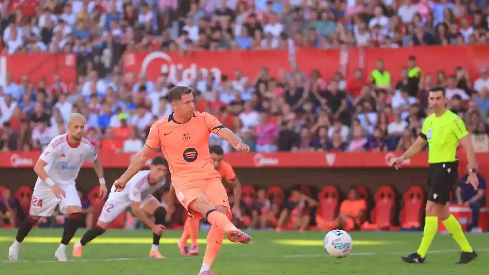 صفر.. تقييم فاضح لحكم مباراة برشلونة وإشبيلية (صور)