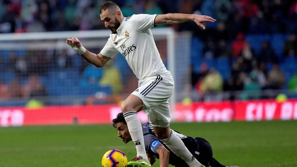 مباراة ريال مدريد ضد إشبيلية.. كريم بنزيما قد يخضع لجراحة في يده خلال أيام