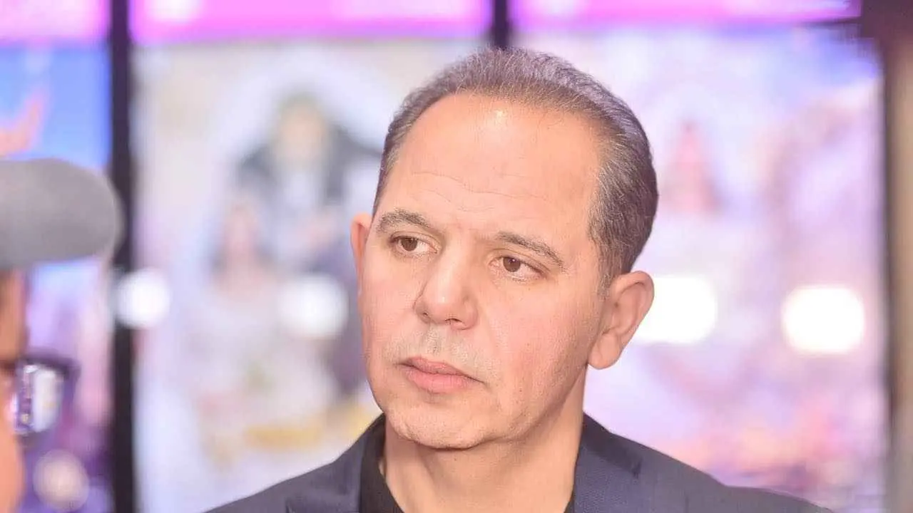 بعد 14 عاما.. كريم عبد العزيز يعيد رامي إمام للمسرح (فيديو)