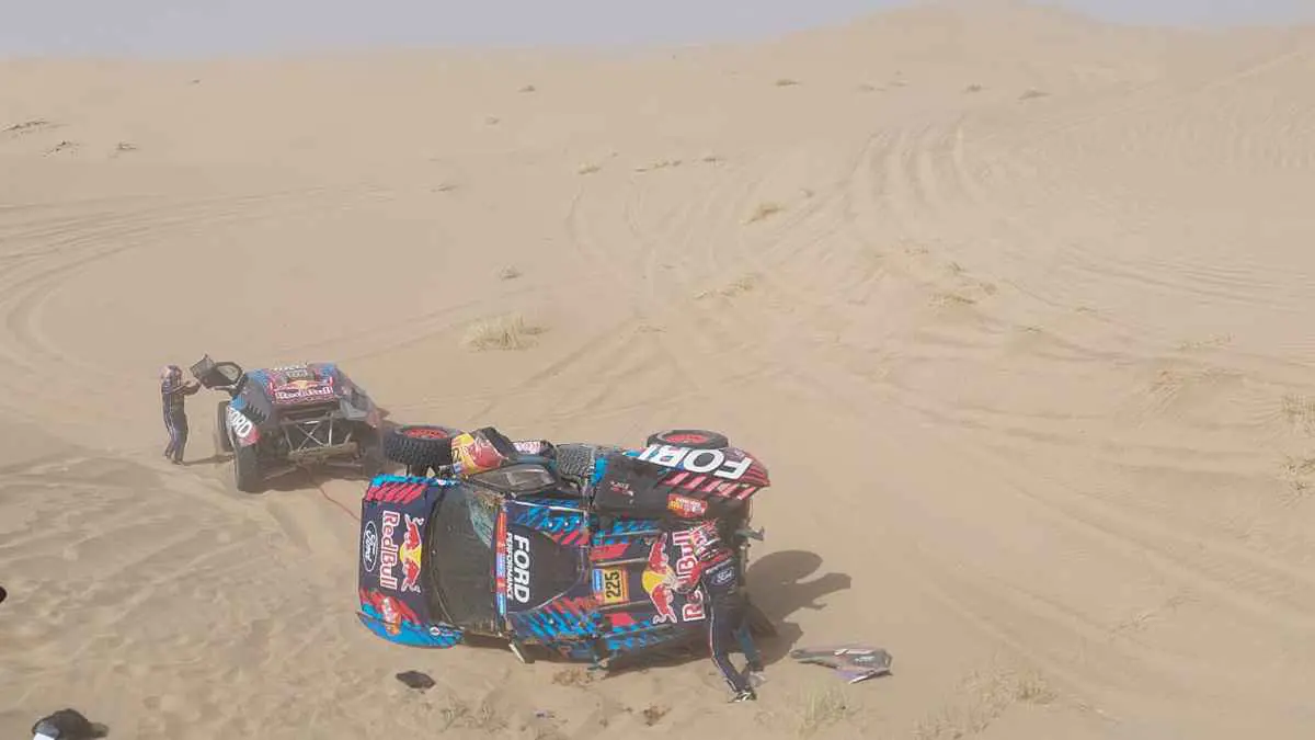 انقلاب سيارة ساينز حامل اللقب في المرحلة الثانية من رالي دكار (فيديو)