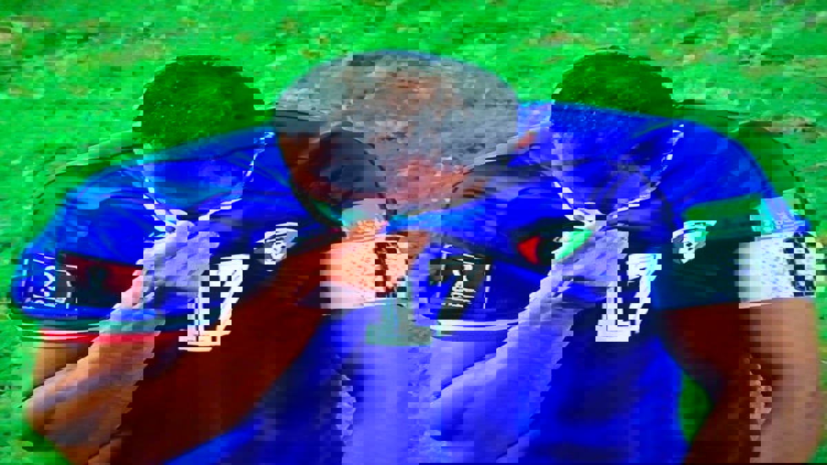 بكاء بدر المطوع بعد خروج منتخب الكويت من تصفيات كأس العالم (فيديو)