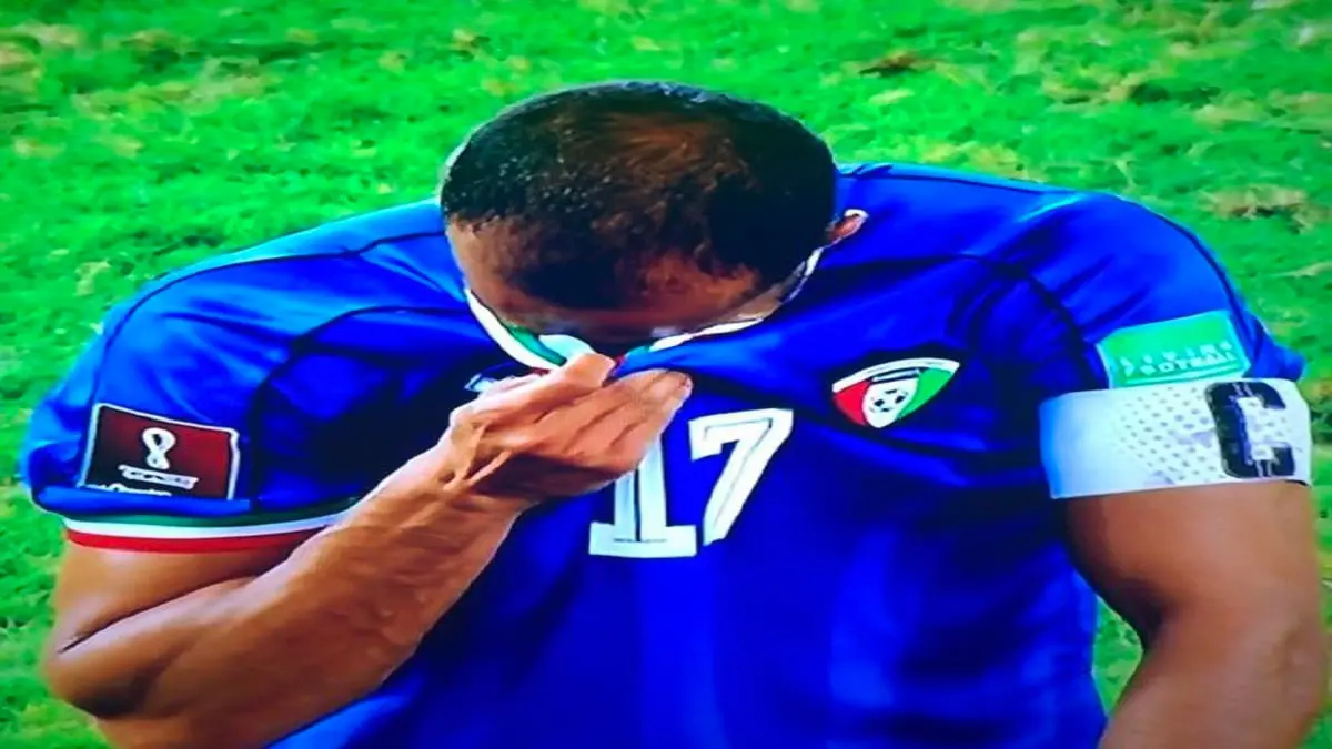 بكاء بدر المطوع بعد خروج منتخب الكويت من تصفيات كأس العالم (فيديو)
