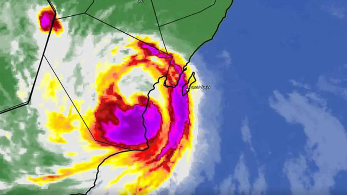 آخر تطورات الإعصار هيكا.. السلطنة تصدر التحذير رقم 5 وموجة استوائية بانتظار السعودية