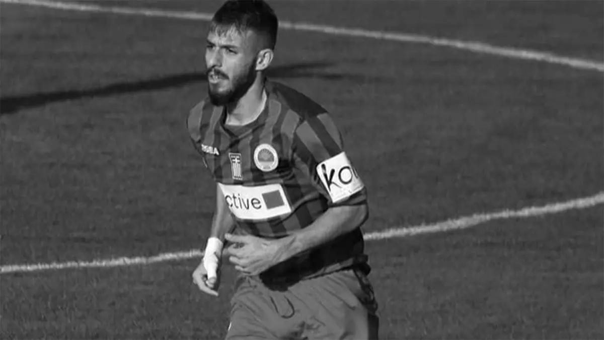 وفاة لاعب يوناني شاب داخل الملعب بأزمة قلبية في غياب الإسعاف