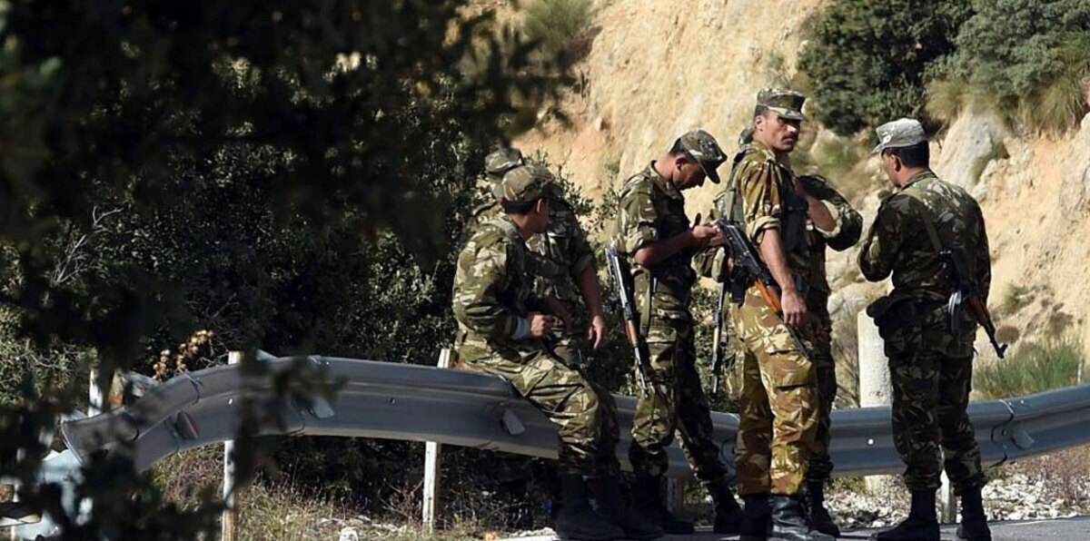 عقب رصد اتصالات لـ"إرهابيين"..تحركات عسكرية كبرى على الحدود الجزائرية التونسية