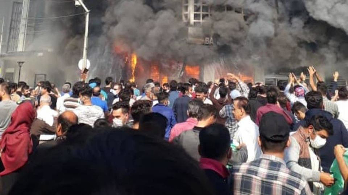 فورين بوليسي: احتجاجات إيران تشير إلى نجاح العقوبات الأمريكية المفروضة على طهران