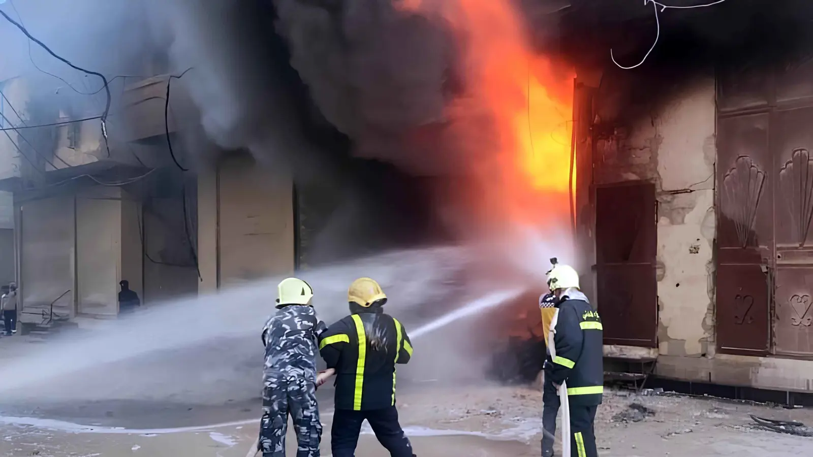 حريق ضخم بمستودع للمحروقات في عربين بريف دمشق (صور)