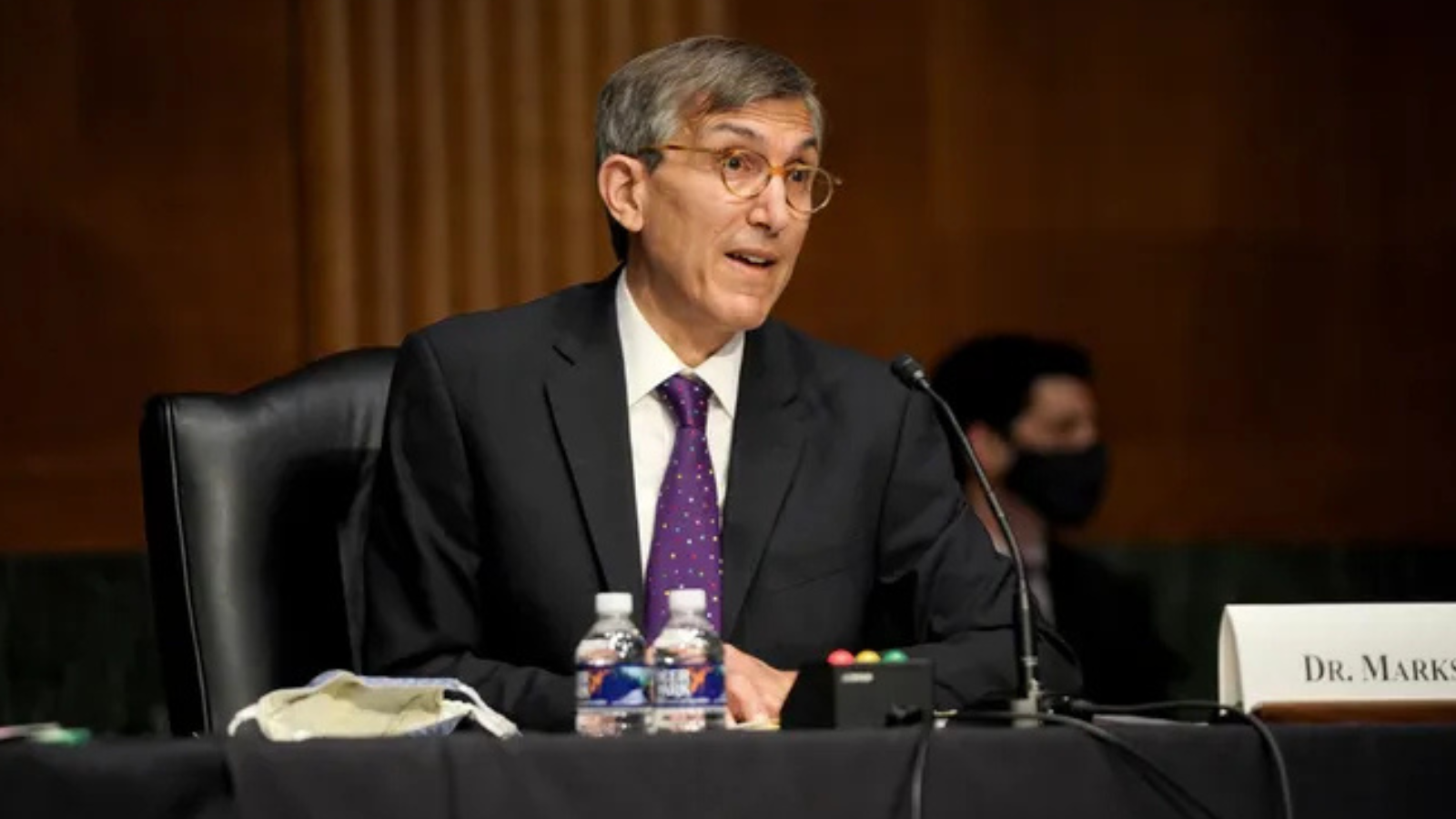 استقالة مسؤول اللقاحات في إدارة الغذاء والدواء الأمريكية