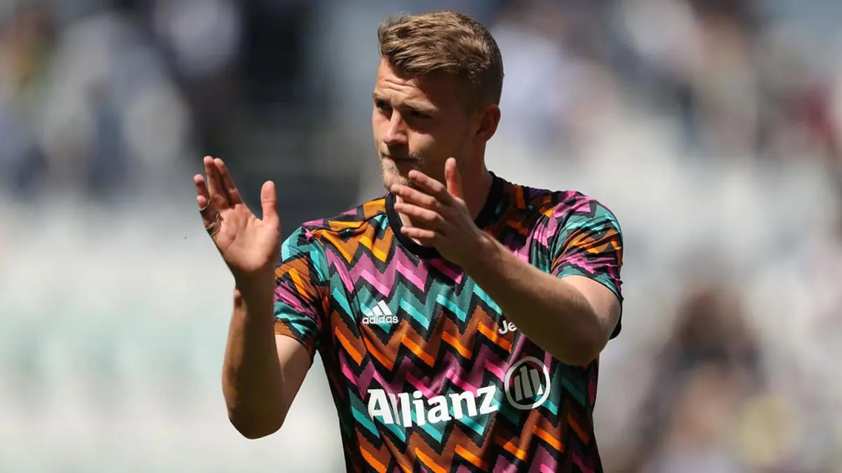 ماتياس دي ليخت يقترب من بايرن ميونخ بعرض مالي ضخم