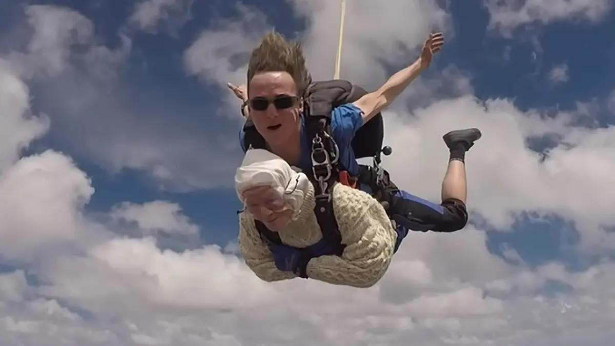 جدة عمرها 102 تصبح أكبر شخص يمارس القفز الحر بالمظلة‎