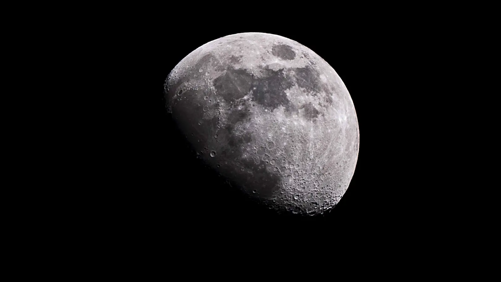 هل هذا فعلاً ما يخبئه "القمر" داخل أعماقه؟