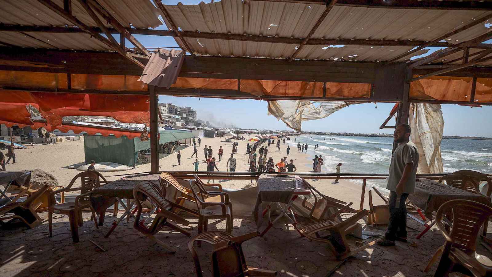 "مقهى الباقة" في غزة.. فسحة الحياة تتحول إلى ساحة للموت (صور)