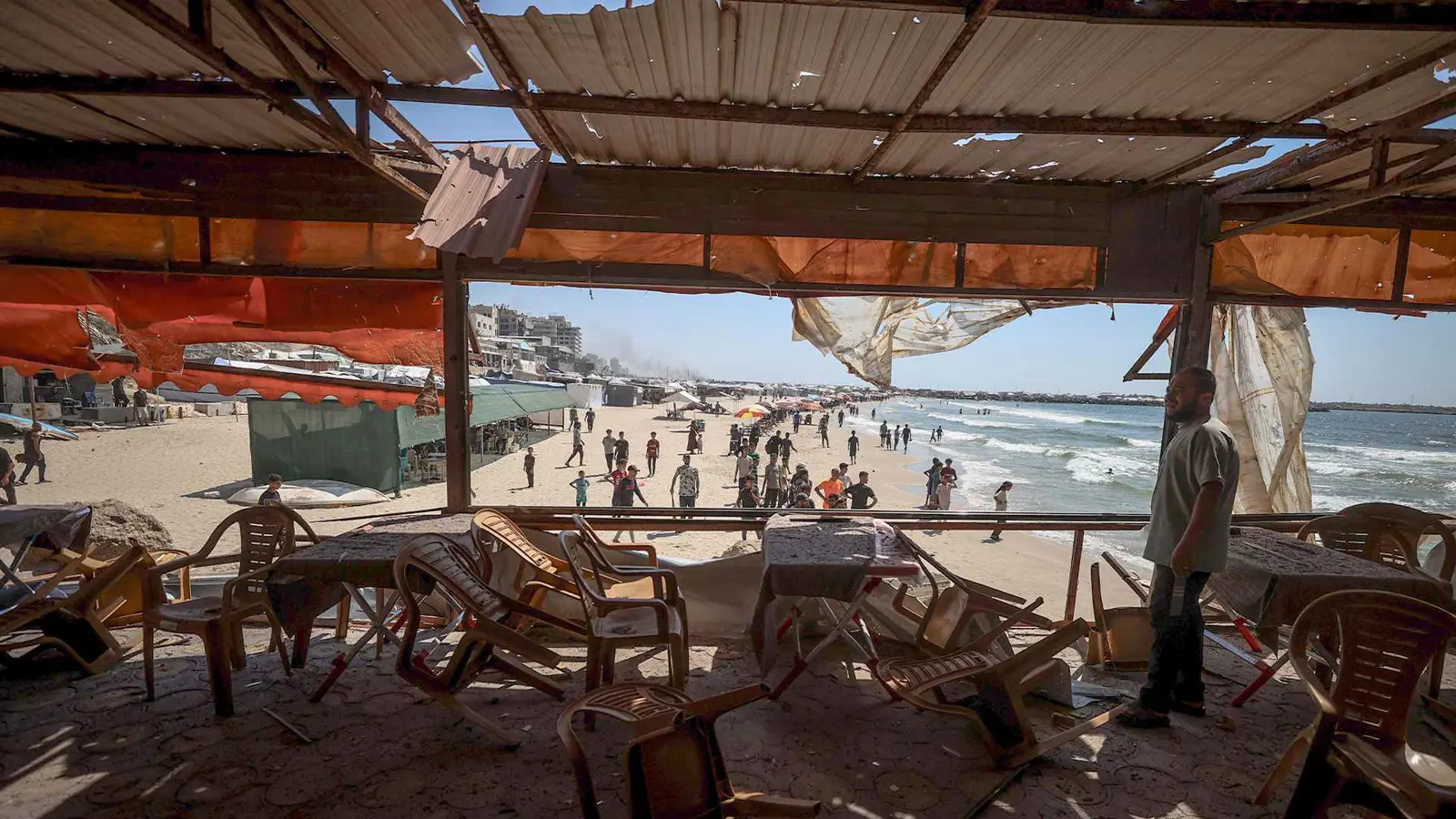 "مقهى الباقة" في غزة.. فسحة الحياة تتحول إلى ساحة للموت (صور)