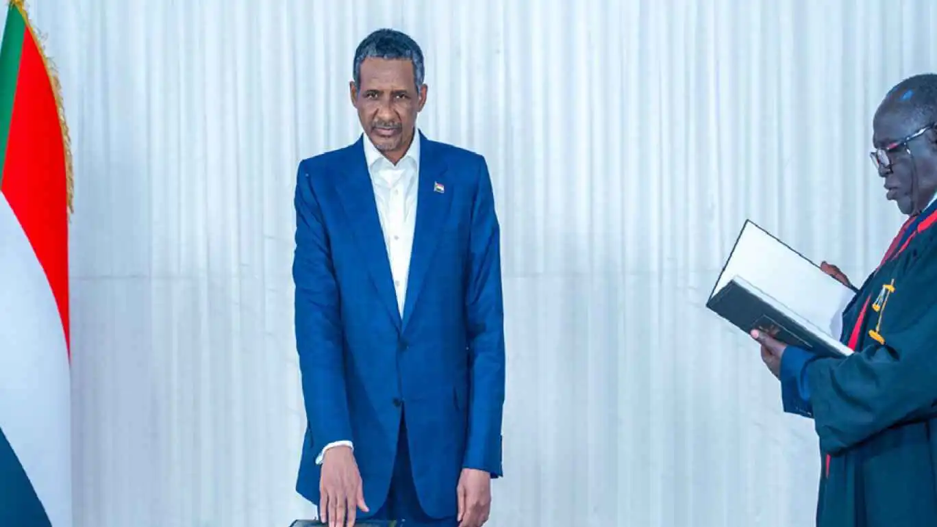 حميدتي يؤدي اليمين رئيساً للمجلس الرئاسي في السودان