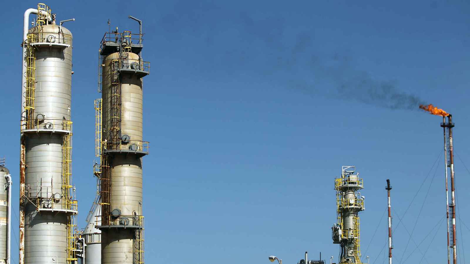 "بلومبيرغ": مليار دولار تهدد إمدادات الوقود إلى ليبيا