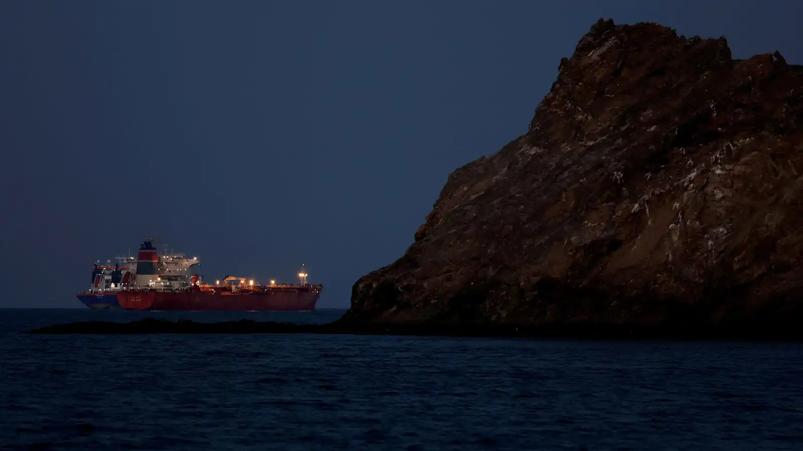 ناقلة نفط وسط مضيق هرمز