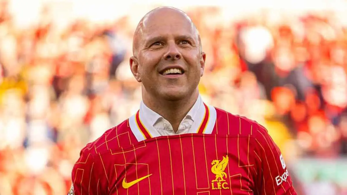 خارج المعسكر.. سلوت "يطرد" نجم ليفربول