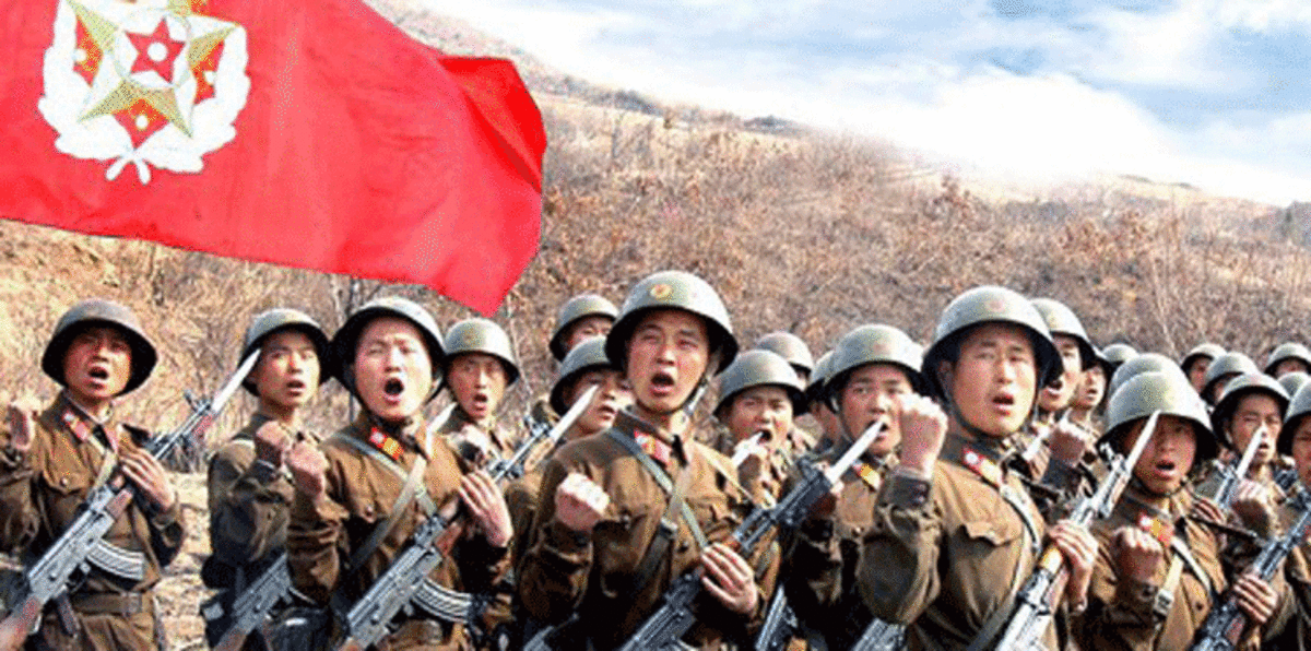 التدريبات العسكرية الأكثر جنونا في كوريا الشمالية.. تحطيم الصخور على البطن (فيديو)