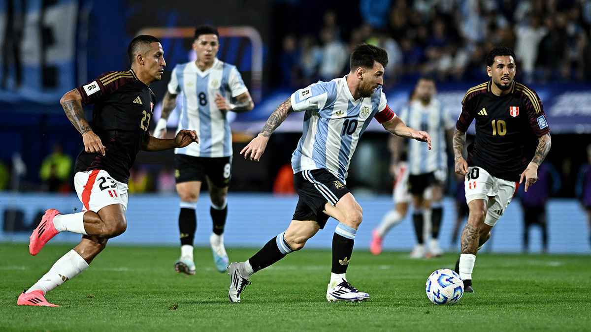 هدف مارتينيز الرائع يقود الأرجنتين للفوز على بيرو في تصفيات كأس العالم (فيديو)