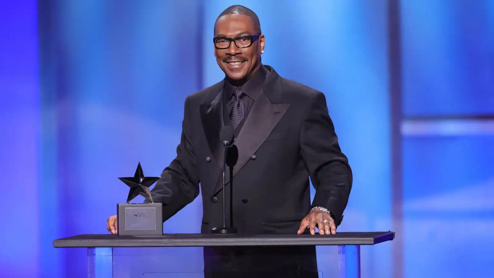 وسط احتفاء نجوم هوليوود.. إيدي مورفي يحصد جائزة "الإنجاز مدى الحياة"