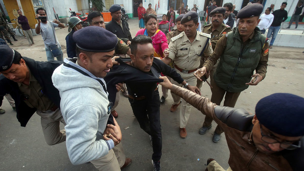 الهند.. إصابة 100 إثر اشتباكات بين الشرطة ومحتجين في نيودلهي