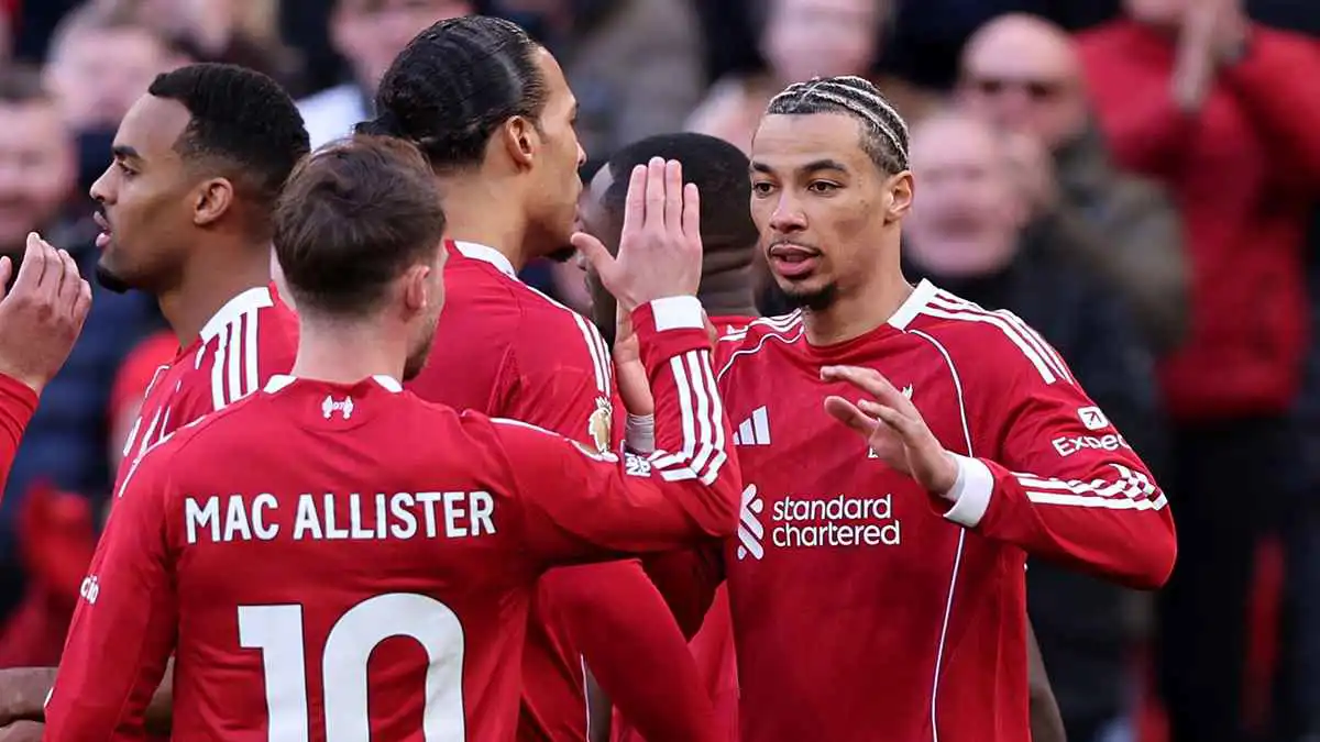 نجم ليفربول يظهر بقميص منتخب الجزائر (صور)