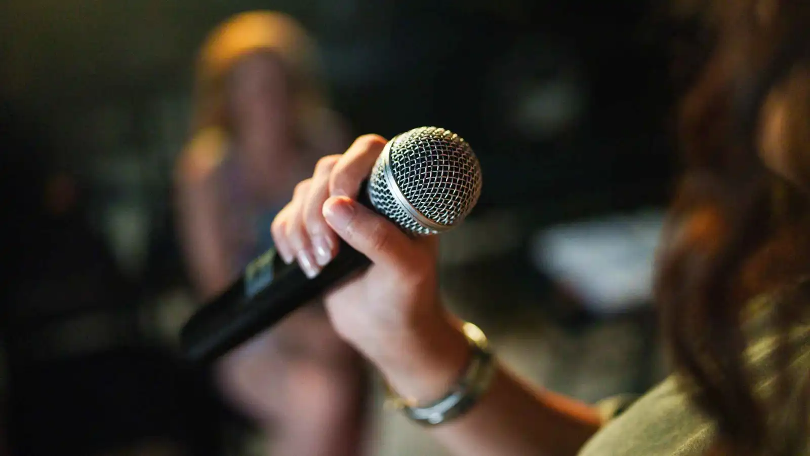 عملية شفط دهون فاشلة تنهي مسيرة مغنية تركية (فيديو)