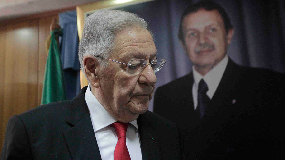 الداخلية الجزائرية تمنح "ولد عباس" ترخيصًا يثير الجدل في الحزب الحاكم