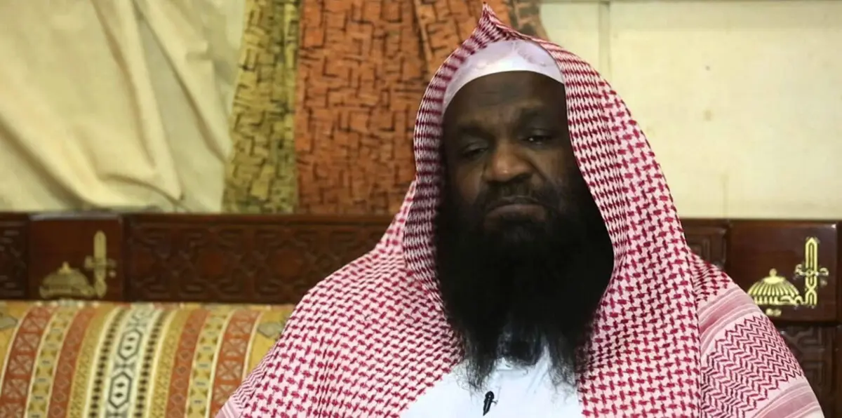 الداعية عادل الكلباني يثير جدلًا واسعًا بظهوره في بطولة "البلوت" بالسعودية (صورة)