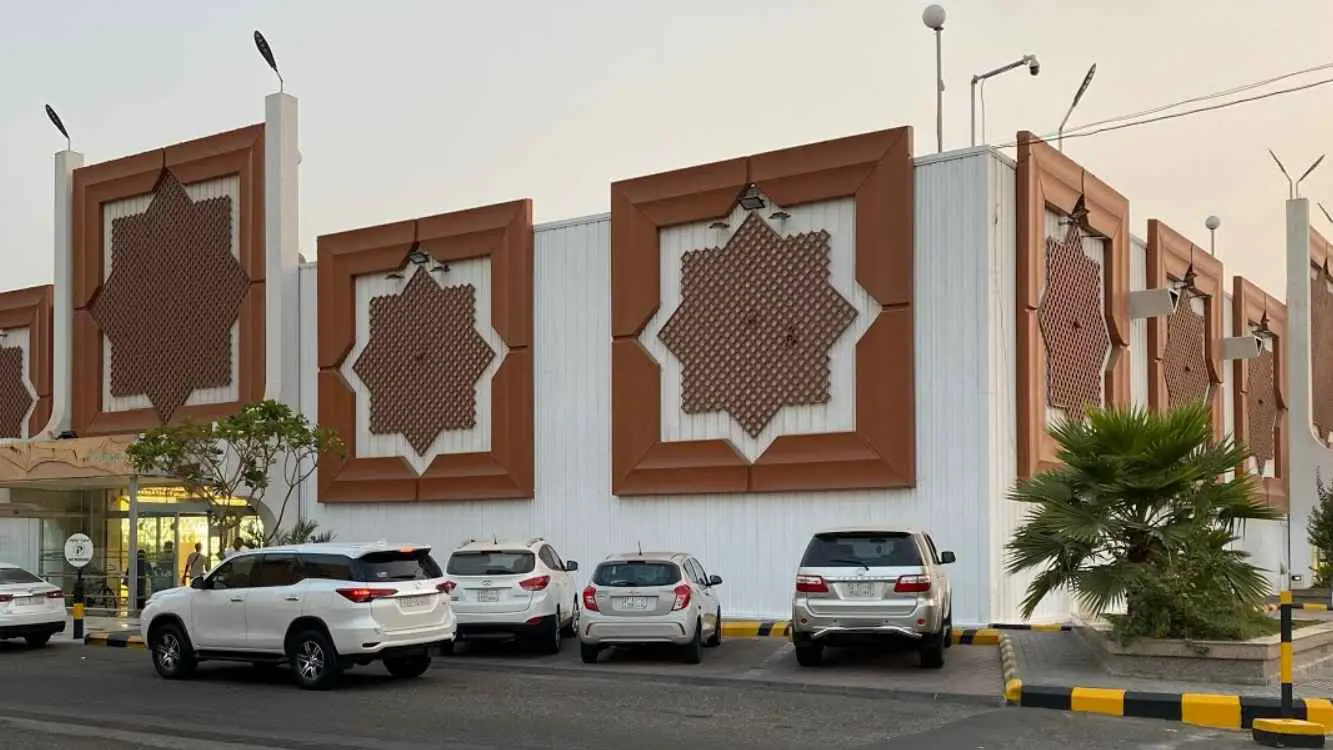 عمره نصف قرن.. حريق هائل في سوق جدة الدولي (فيديو)