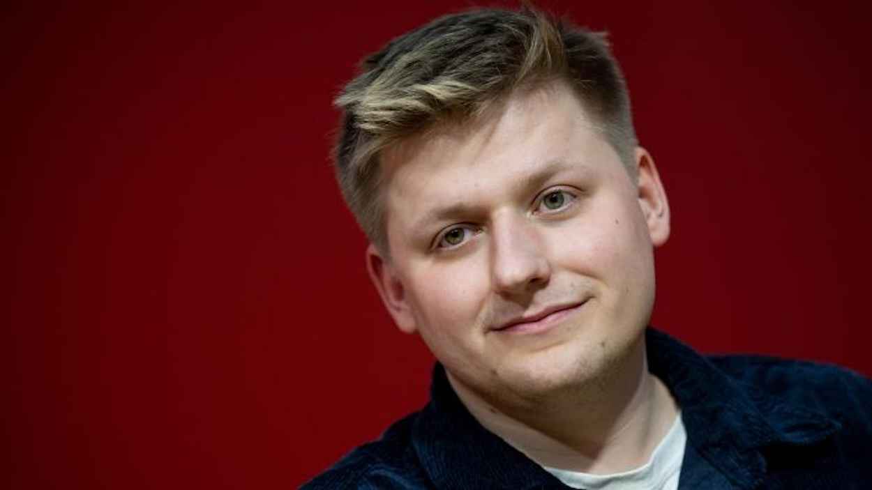 "إكس" ورّطته.. كوميدي ألماني يواجه القضاء بسبب ترامب