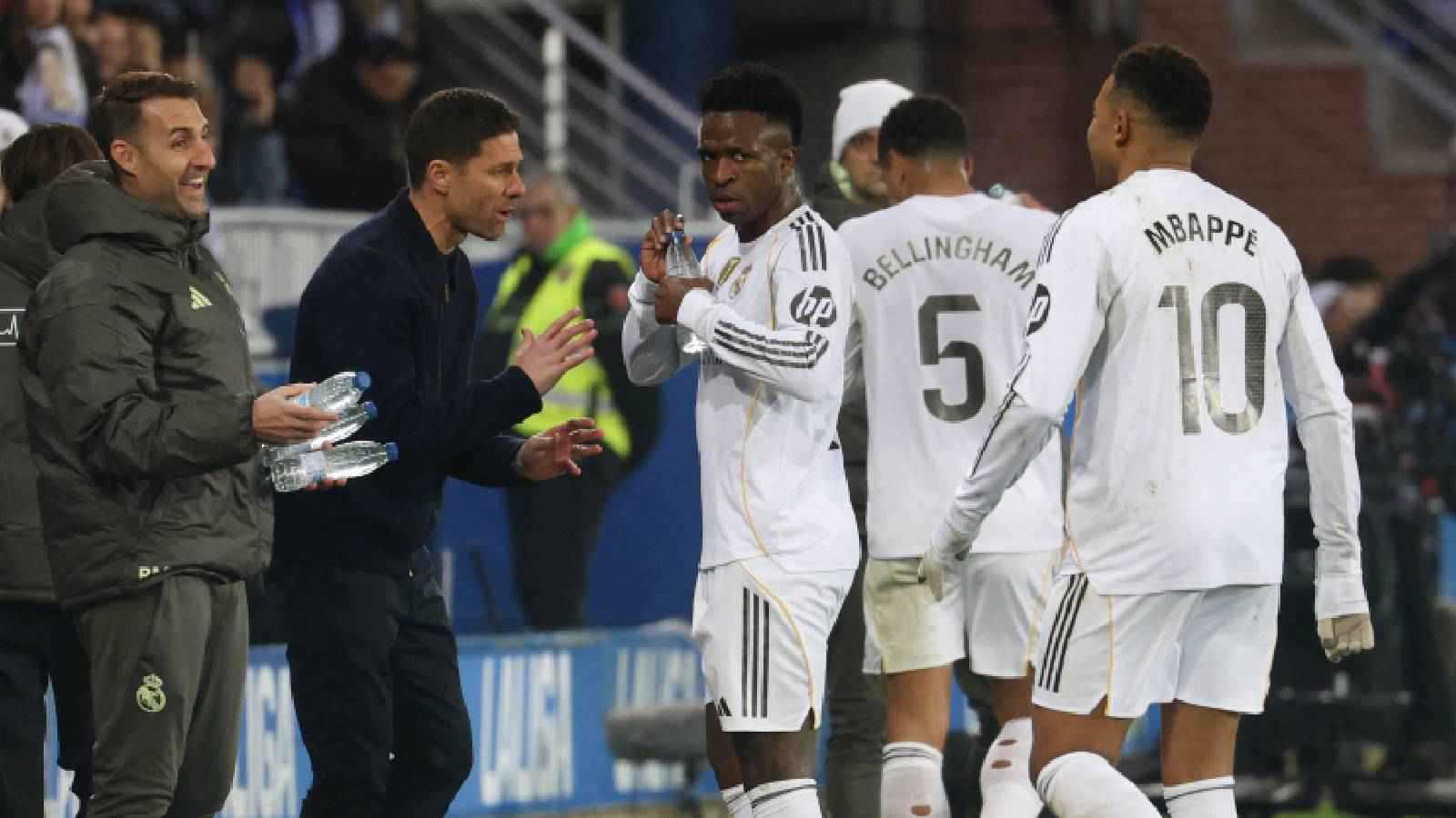 فينيسيوس يكشف لألونسو لماذا لم يحتسب الحكم ركلة جزاء لصالحه؟ 