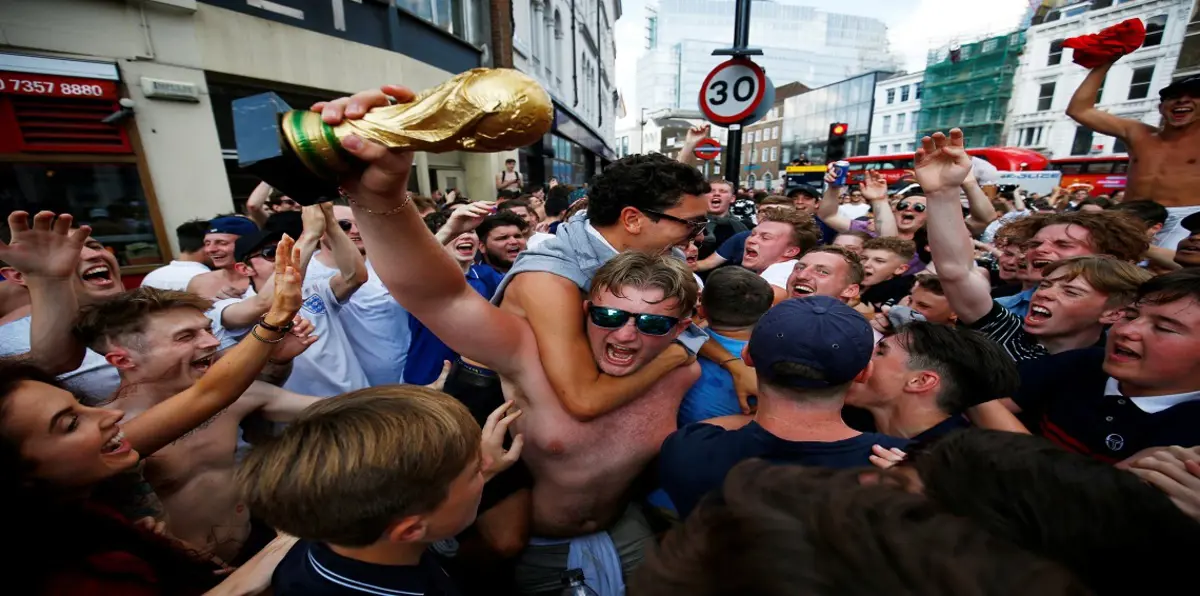 جماهير إنجلترا تجتاح متجر "أيكيا" للاحتفال بالفوز على السويد في كأس العالم (فيديو)