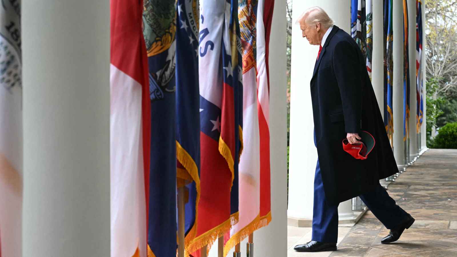 "حرب الجمارك".. هل يطيح الركود التضخمي بترامب كما نال من فورد وكارتر؟