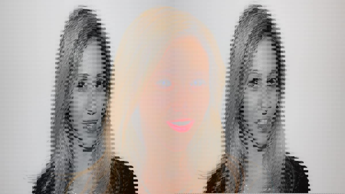 شابة تحترف اختيار أسماء مواليد الأثرياء مقابل مبالغ خيالية