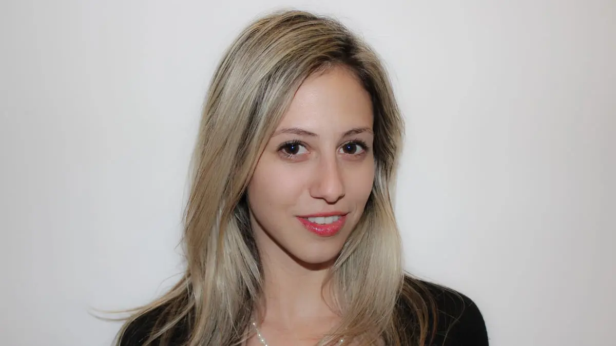 شابة تحترف اختيار أسماء مواليد الأثرياء مقابل مبالغ خيالية