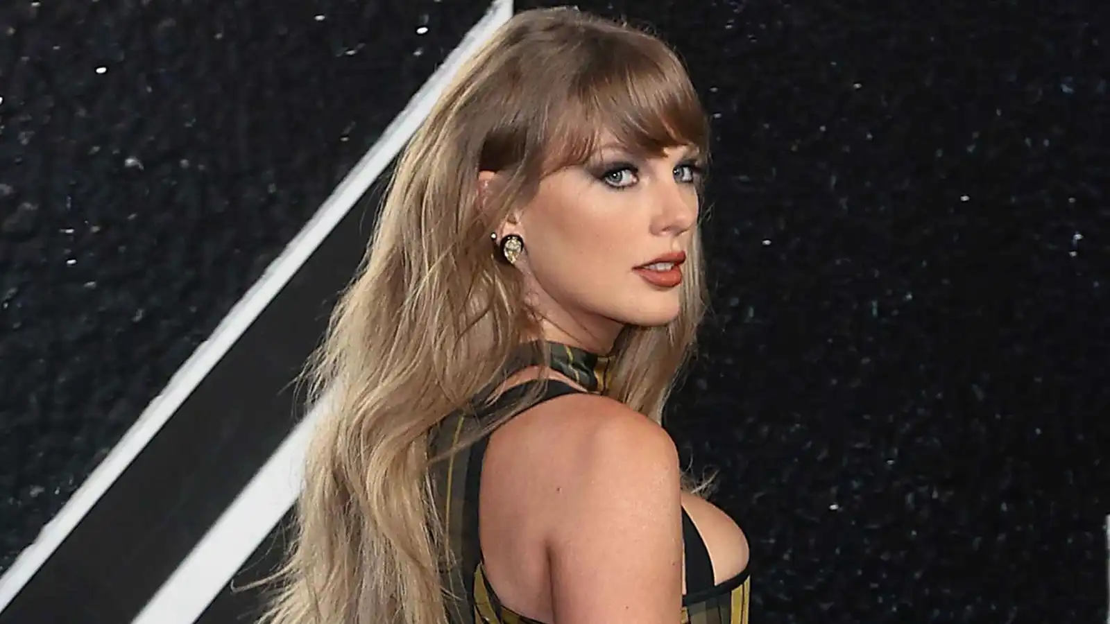 وثائقي جديد يكشف نزاع تايلور سويفت وكيم كارداشيان