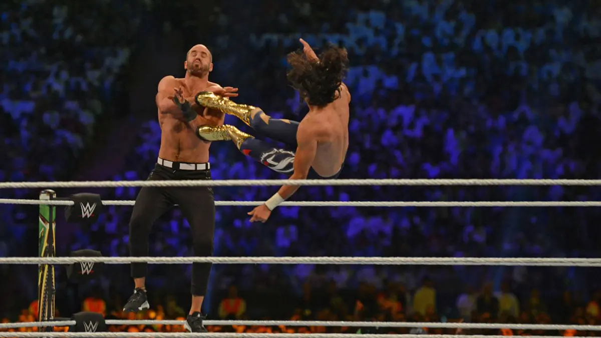 فيروس كورونا يطيح بنحو 20 مصارعا في WWE