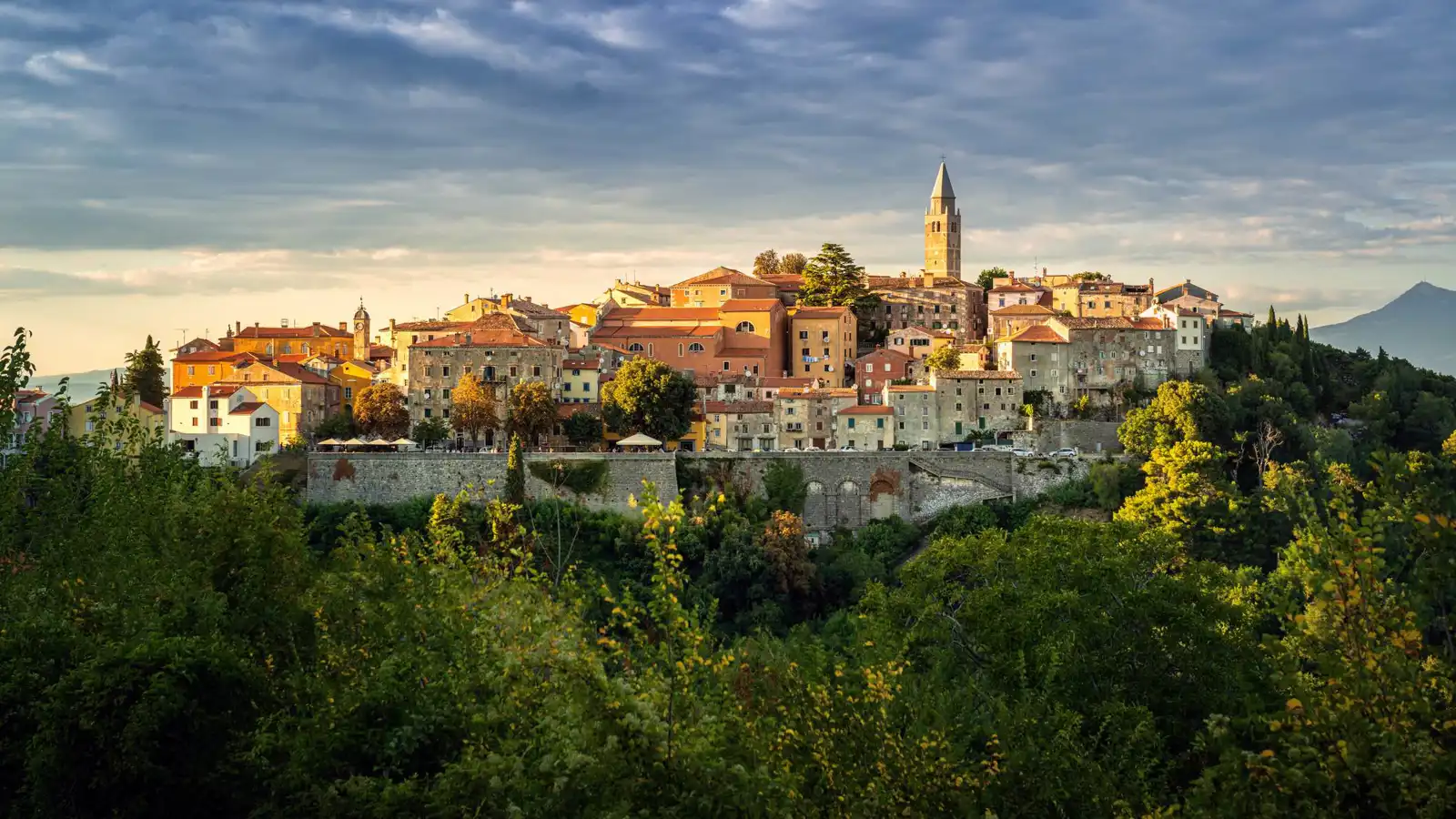 خريف أكتوبر.. اكتشف 5 مدن ساحرة في أوروبا (صور)